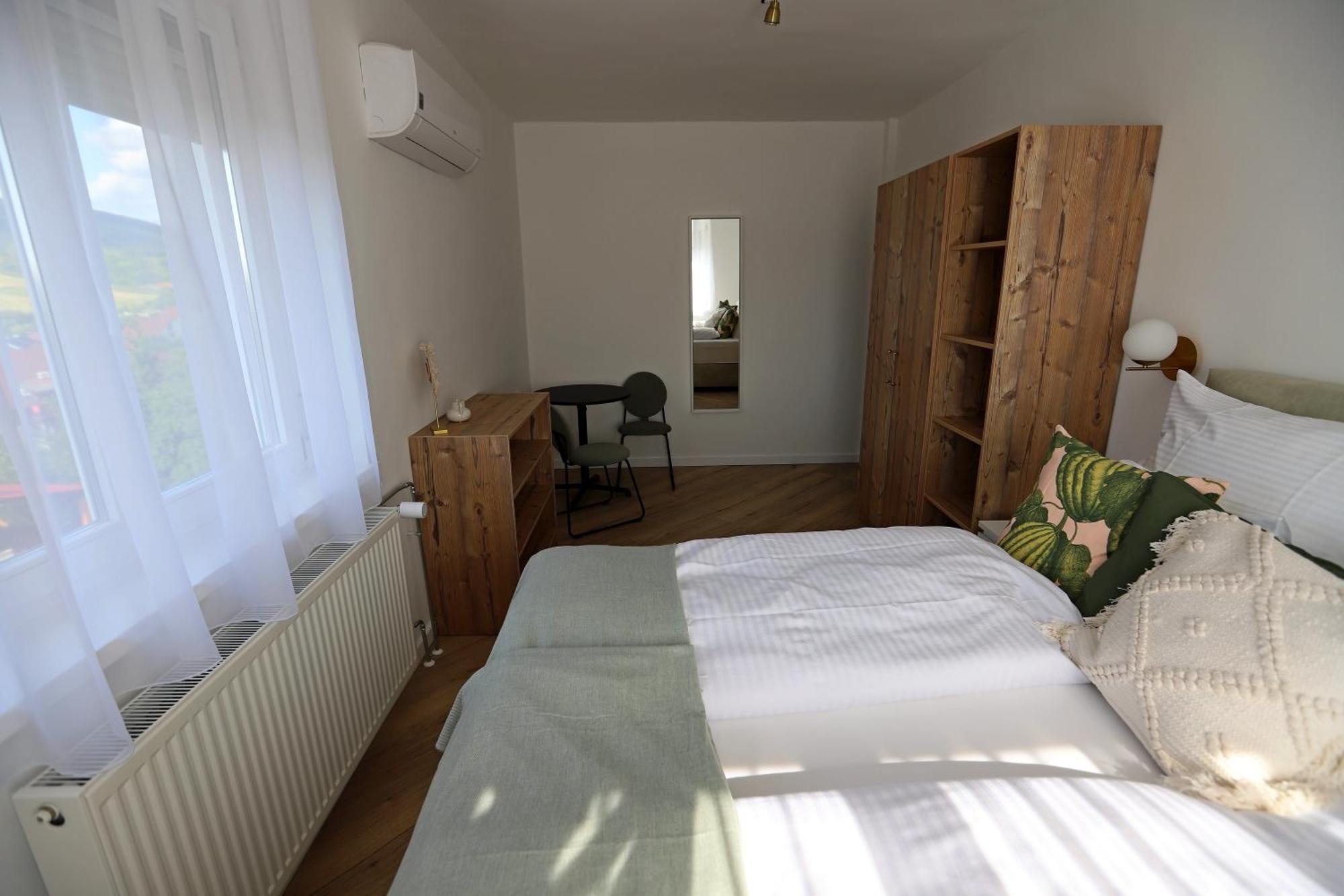 Natali Apartmanhaz Eger Exteriör bild